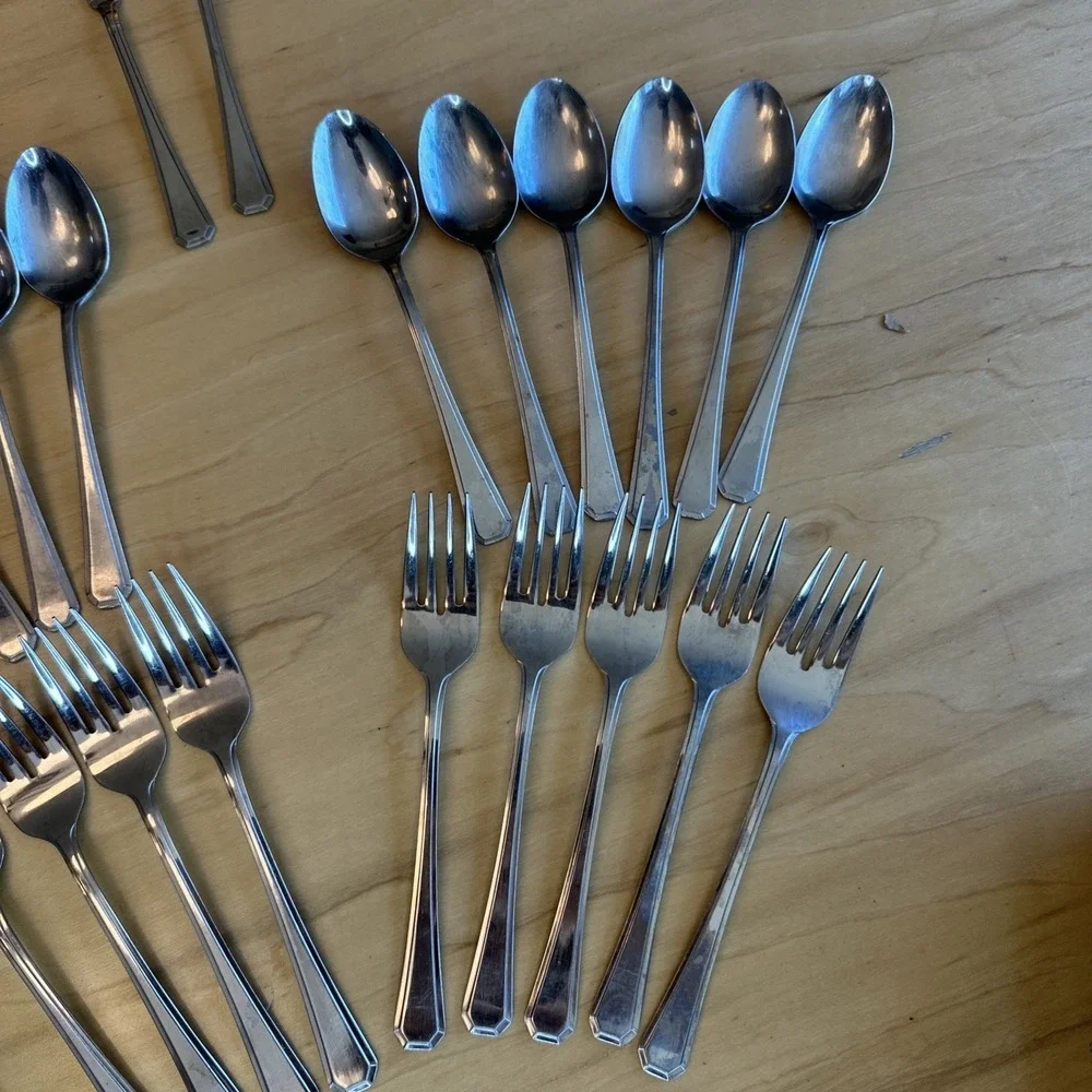 23 Pieces Supreme By Towle 'Chestnut‎ Hill' Stainless Flatware Made In Japan